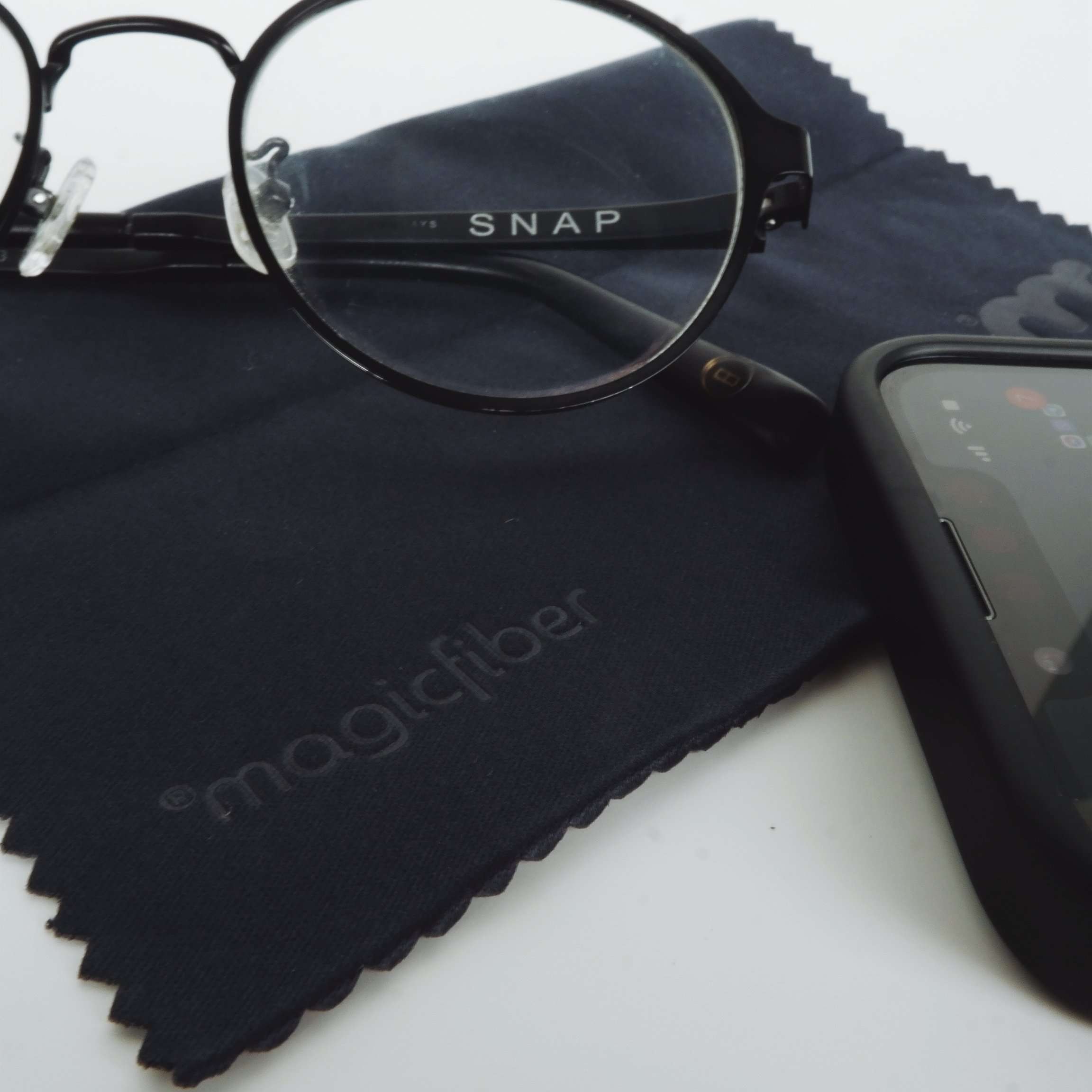 MagicFiber - premium cleaning cloth with smartphone, eye glasses MagicFiber - premium cleaning cloth with smartphone, eye glasses