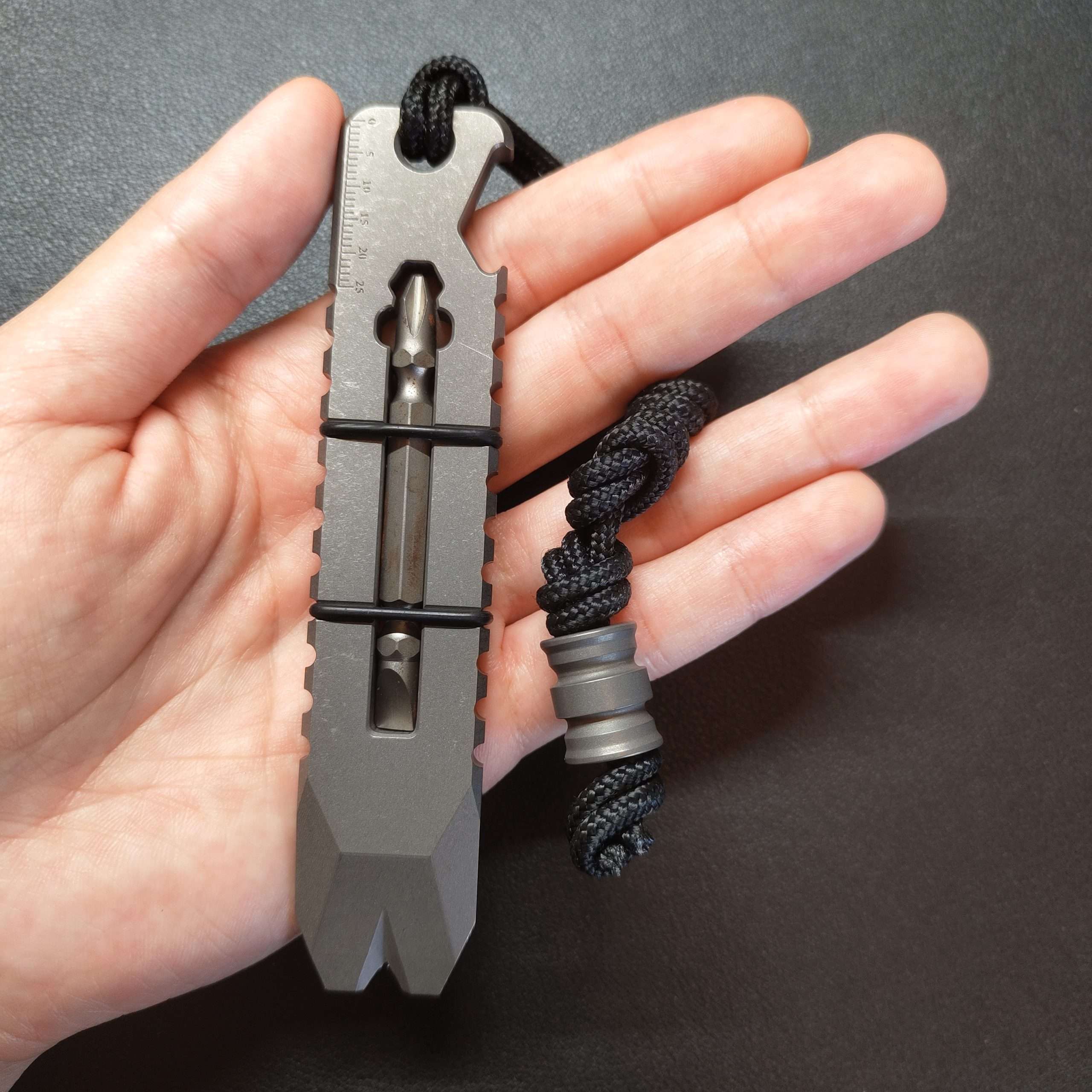 TitanClaw – lanyard with titanium bead